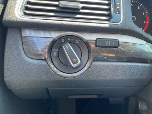 Used 2018 Volkswagen Passat 2.0T SE image 25