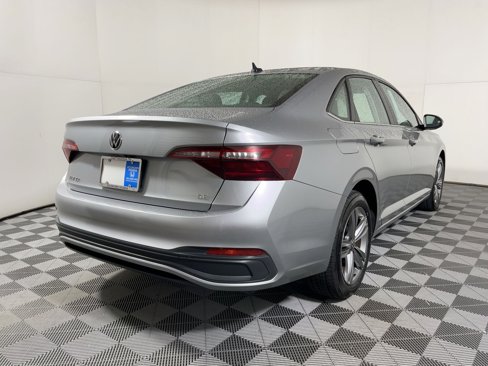 Used 2024 Volkswagen Jetta SE image 7