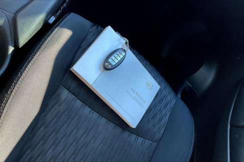 Used 2018 Nissan Rogue SV image 11
