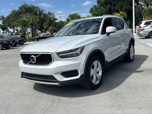 Used 2022 Volvo XC40 T4 Momentum image 2
