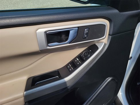 Used 2022 Ford Explorer XLT image 9
