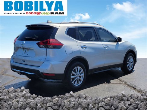 Used 2020 Nissan Rogue SV image 3