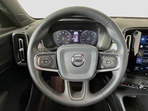 Used 2020 Volvo XC40 T5 Momentum image 11