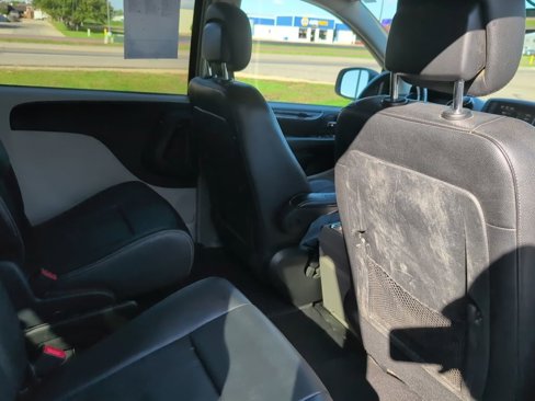Used 2015 Chrysler Town & Country Touring image 29