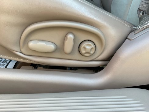 Used 2005 Pontiac Bonneville GXP image 26