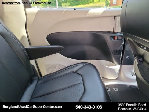 Used 2024 Chrysler Pacifica Touring-L image 19