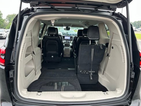 Used 2023 Chrysler Pacifica Touring-L image 41