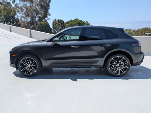 Certified 2024 Porsche Macan image 2