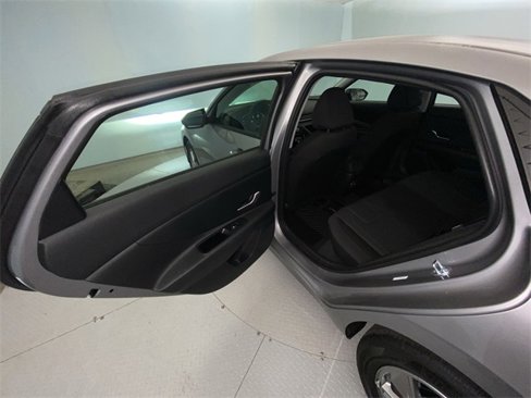 Used 2025 Hyundai Elantra SE image 21