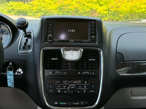 Used 2015 Chrysler Town & Country Touring w/ Driver Convenience Group image 24