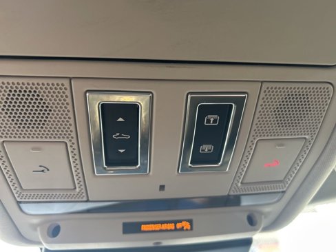 Used 2018 Jaguar XF Premium image 10