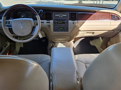 Used 2008 Lincoln Town Car Signature Limited image 7