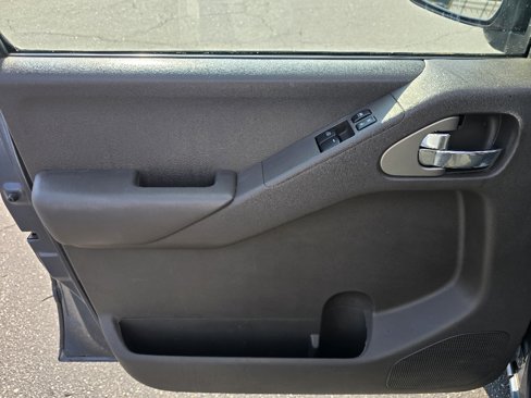 Used 2013 Nissan Frontier SV image 8