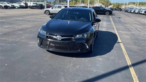 Used 2017 Toyota Camry SE image 3