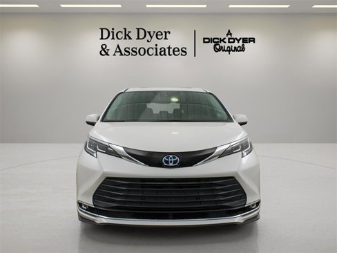 Used 2021 Toyota Sienna XLE image 3