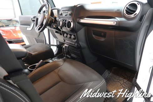 Used 2017 Jeep Wrangler Unlimited Sahara w/ Connectivity Group image 43