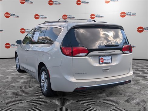 Used 2017 Chrysler Pacifica Touring-L image 7