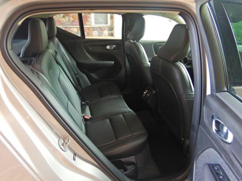 Used 2025 Volvo XC40 B5 Plus image 10