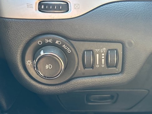 Used 2015 Jeep Cherokee Trailhawk w/ Cold Weather Group image 26