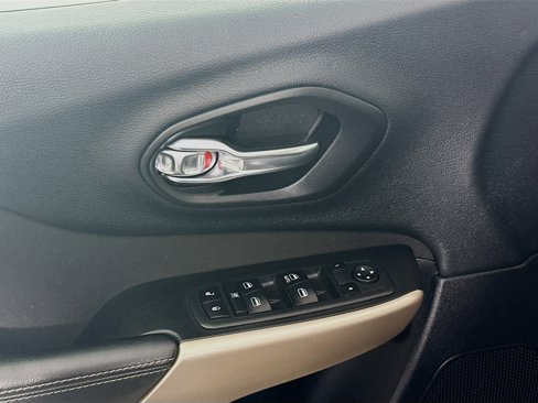 Used 2017 Jeep Cherokee Altitude image 15
