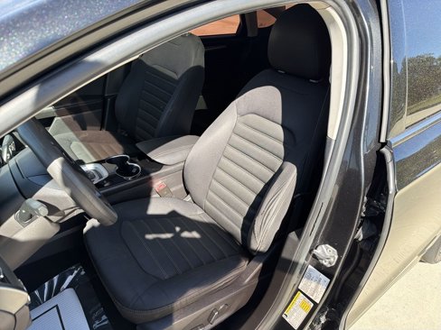 Used 2015 Ford Fusion SE image 14