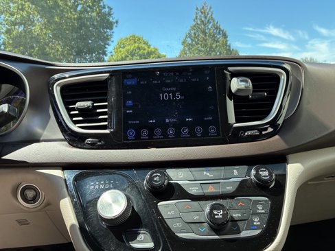 Used 2017 Chrysler Pacifica Touring-L image 13