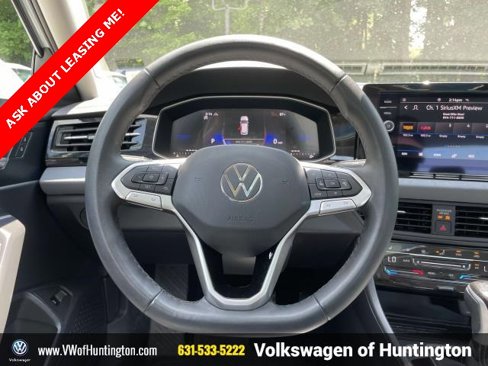 Certified 2025 Volkswagen Jetta SE w/ Sunroof Package image 18