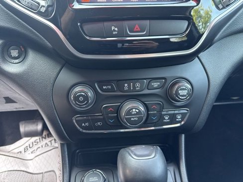 Used 2019 Jeep Cherokee Limited image 19