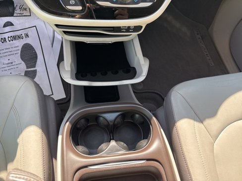 Used 2017 Chrysler Pacifica Touring-L image 14