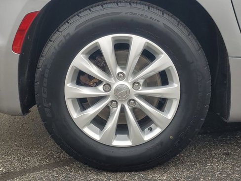 Used 2019 Chrysler Pacifica Touring-L image 5