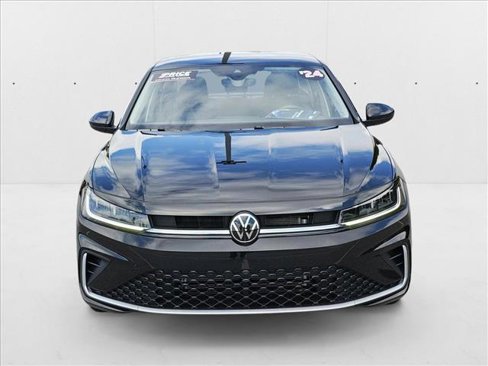 Certified 2025 Volkswagen Jetta SE image 2