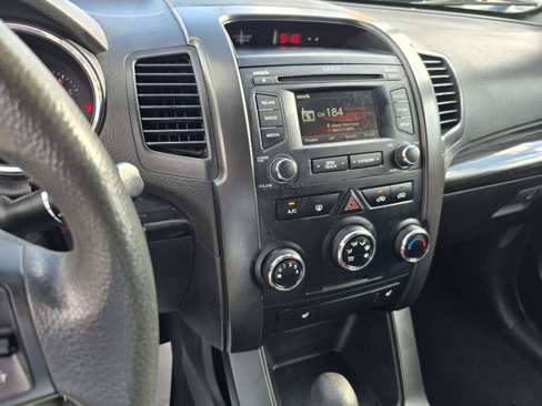 Used 2013 Kia Sorento LX w/ Convenience Pkg image 12