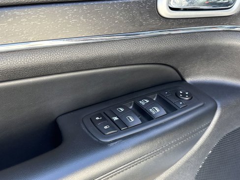 Used 2018 Jeep Grand Cherokee Limited image 26