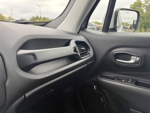 Used 2018 Jeep Renegade Altitude image 27