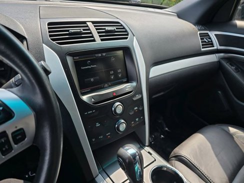 Used 2015 Ford Explorer XLT w/ Equipment Group 202A image 29