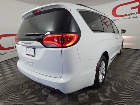Certified 2017 Chrysler Pacifica Touring-L image 7