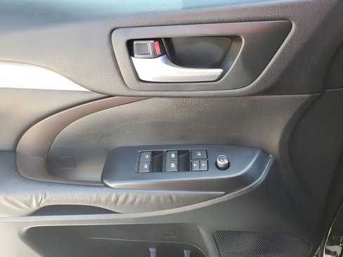 Used 2016 Toyota Highlander XLE image 27