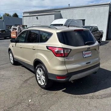 Used 2018 Ford Escape SE image 2