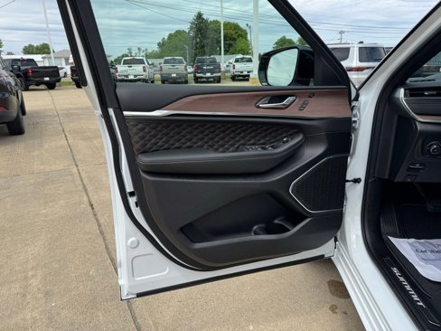 New 2025 Jeep Grand Cherokee L Summit w/ Luxury Tech Group V image 9