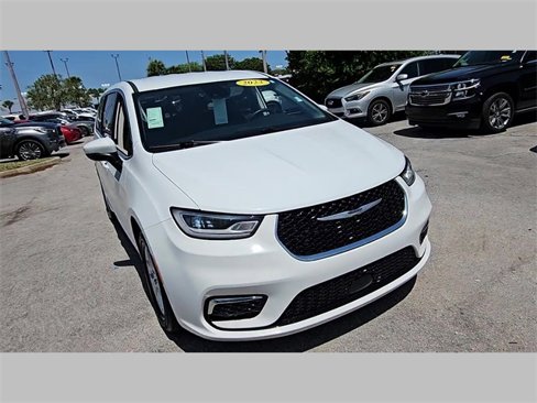 Used 2023 Chrysler Pacifica Touring-L image 28