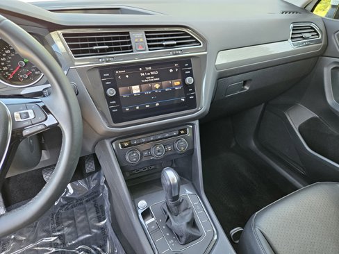 Used 2020 Volkswagen Tiguan SE w/ Panoramic Sunroof Package image 23