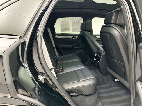Used 2022 Porsche Cayenne image 7