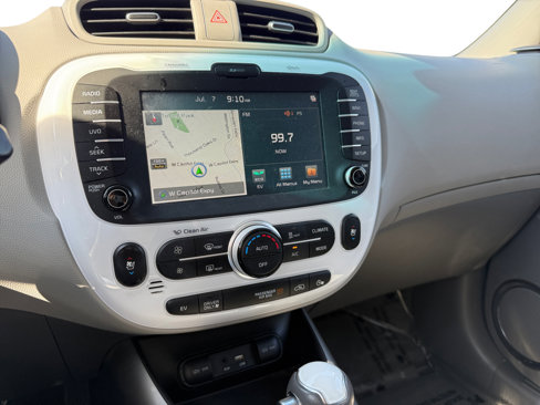 Used 2017 Kia Soul EV + image 12
