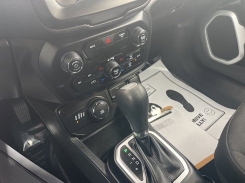 Used 2019 Jeep Renegade Latitude image 19