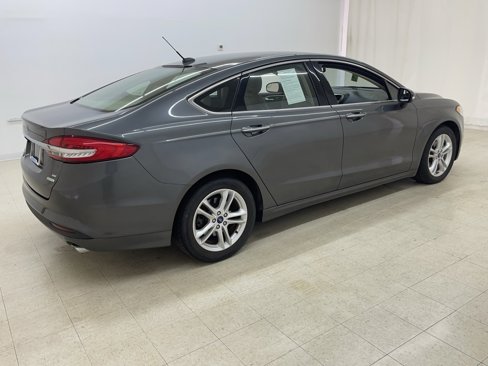 Used 2018 Ford Fusion SE image 4