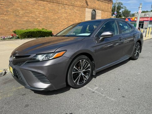 Used 2018 Toyota Camry SE w/ Moonroof Package image 3