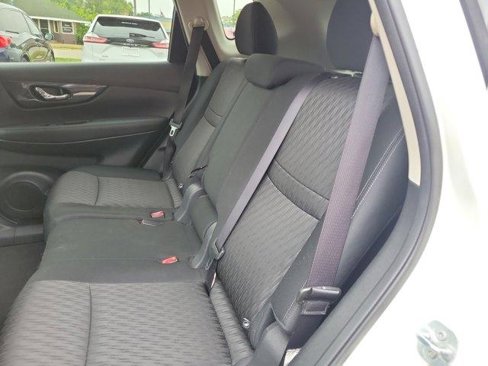Used 2017 Nissan Rogue SV w/ SV Premium Package image 11