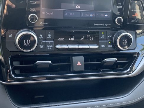 Used 2020 Toyota Highlander XLE image 29