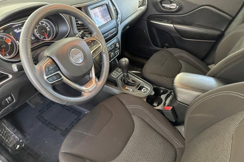Used 2019 Jeep Cherokee Latitude w/ Popular Appearance Group image 4