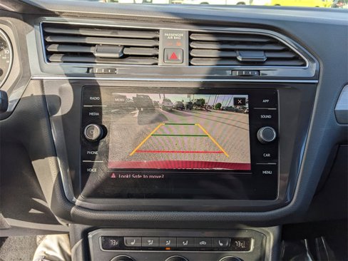 Used 2020 Volkswagen Tiguan SE w/ Panoramic Sunroof Package image 24